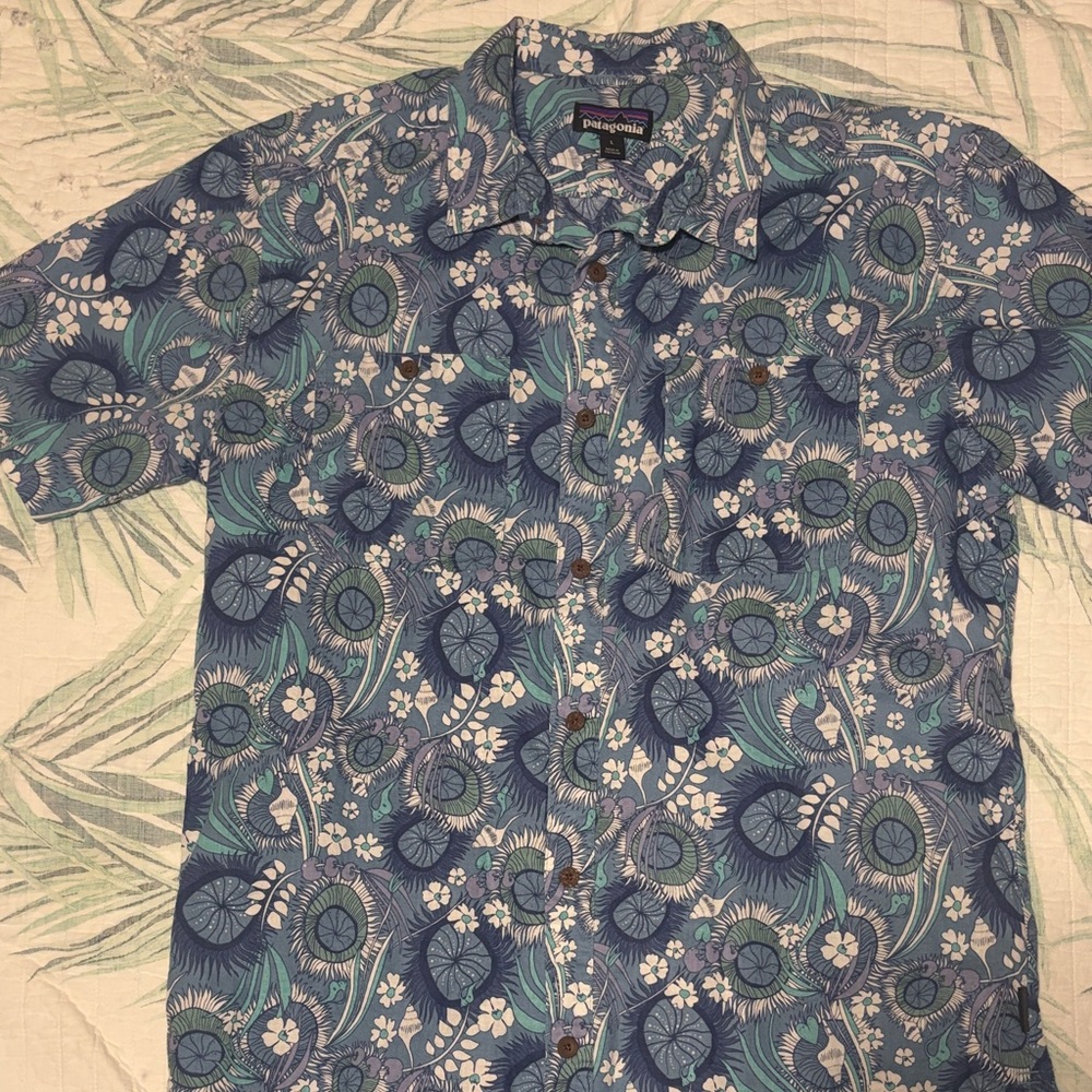 Patagonia Men's Blue and White Floral Shirt size large